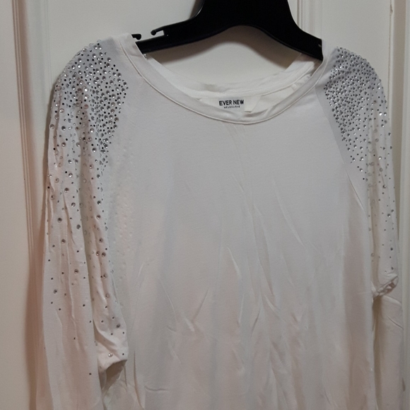 2 for 20! 🛍️ NWOT ever new top with jewel sleeves